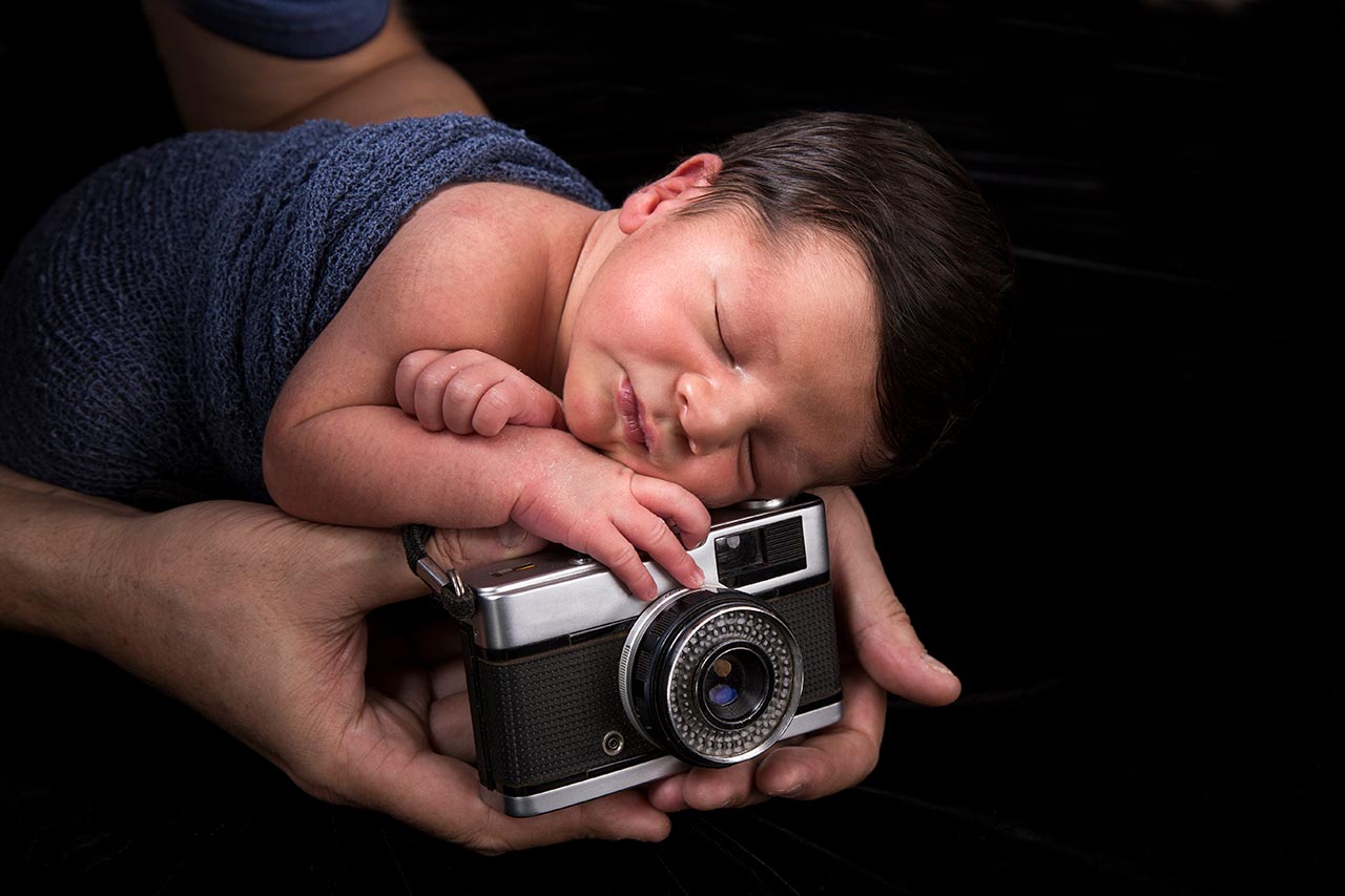 Sessione Fotografica Newborn: Cosa Aspettarsi e Come Prepararsi