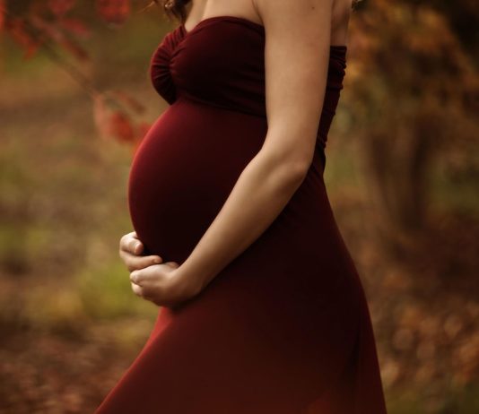 Catturare la Bellezza della Maternità: Il Ruolo del Fotografo Maternity